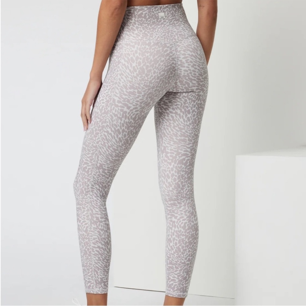 Vuori Women's Light Gray Patterned Leggings - Picture 3 of 6